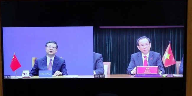 Secretary of the HCM City Party Committee Nguyen Van Nen and Shanghai Party Secretary Chen Jining at the online meeting. (Photo:VNA)