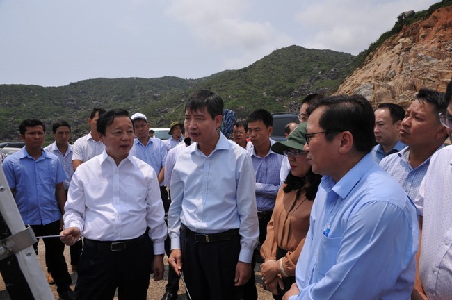 Deputy PM Tran Hong Ha inspects the tentative site for Bai Goc deepwater port.