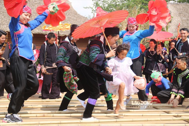 Visitors enjoy bamboo pole dance at Sa Pa Rose Festival 2023 (Photo: laodong.vn)
