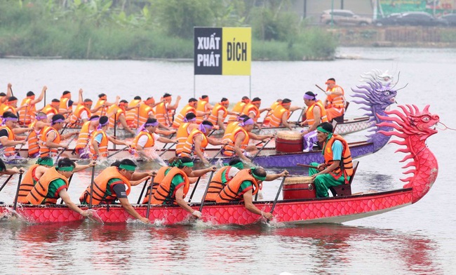 Exciting traditional boat race at Van Lang Park Lake