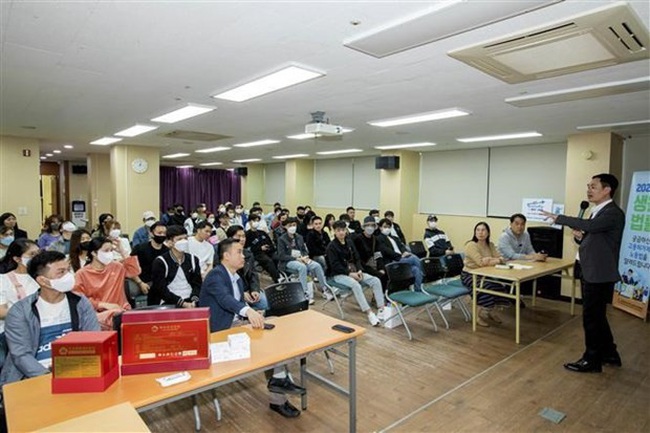 Vietnamese guest workers get updated on the RoK’s law. (Photo: VNA)