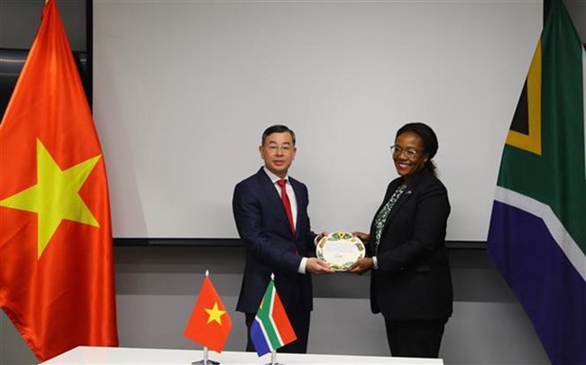 State Auditor General Ngo Van Tuan receives gift from his South African counterpart Tsakani Maluleke (Photo: VNA)