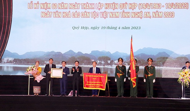 Secretary of Nghe An Provincial Party Committee Thai Thanh Quy presents the Second Class Labour Order from the President to authorities of Quy Hop District (Photo: NDO)