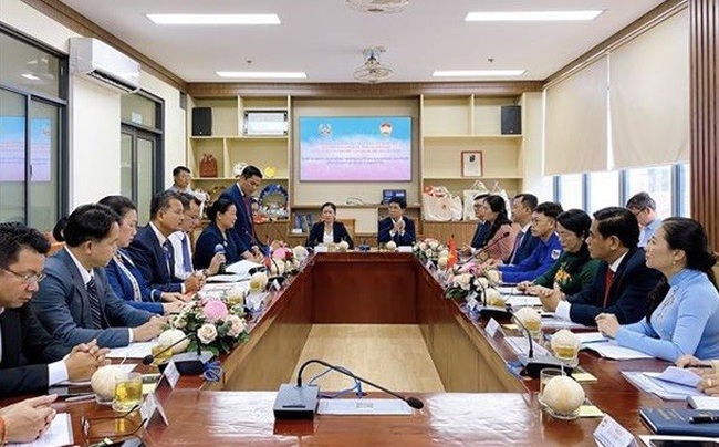 Working session between delegations of Vietnam Fatherland Front branch in Ho Chi Minh City and Lao Front for National Construction branch in Vientiane (Photo: VNA)