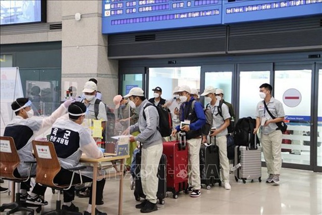 Vietnamese guest workers wait to handle entry procedures at Incheon International Airport of the Republic of Korea. (Photo: VNA)