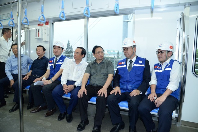 Prime Minister Pham Minh Chinh rides the train of Ho Chi Minh City Metro Line 1.