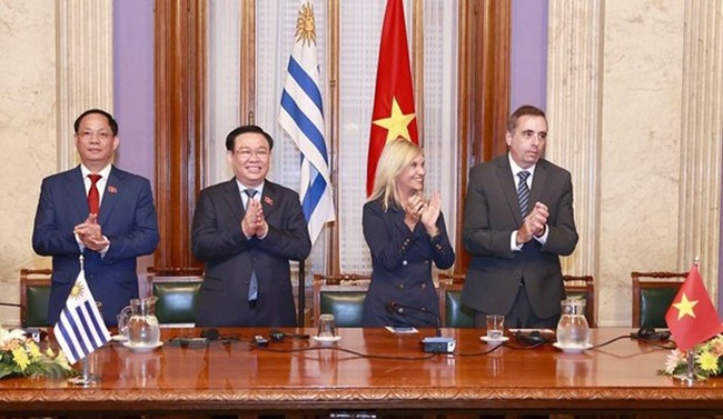 NA Chairman Vuong Dinh Hue (2nd, L) and Uruguay leaders (Photo: VNA)