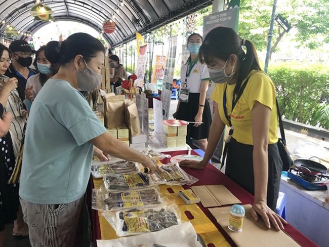 A wide range of agricultural and specialty products are on display at the Regional Agricultural and Specialty Product Festival being held at Gigamall in HCM City’s Thu Duc city from April 28 to May 2. (Photo: VNS/VNA)