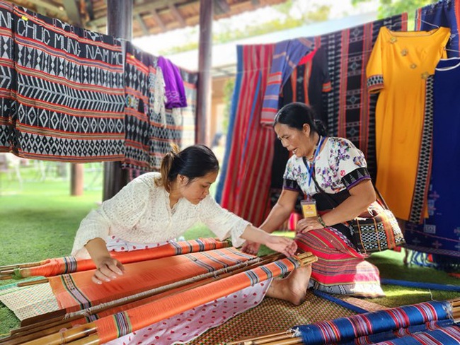 Artisans show brocade making techniques at the exhibition space at Tu Tuong Park in Hue city . (Photo: VNA)