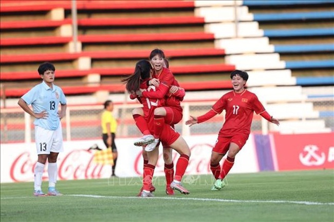 The joy of Vietnam ese female players when Thanh Nha scored to make it 2-1 in the 76th minute. (Photo: VNA)