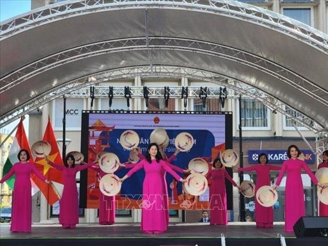 Overseas Vietnamese in Hungary perform a dance at the Vietnamese Culture Day. (Photo: VNA)