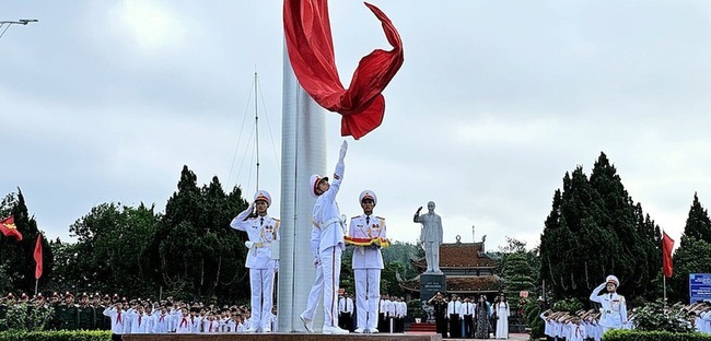A flag-raising ceremony is held in Co To district on May 9 to mark the 62nd anniversary of President Ho Chi Minh’s trip to the island of the same name.(Photo: VNA)