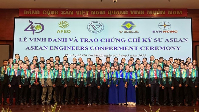 The ceremony to award the ASEAN certificate to Vietnamese electrical engineers.