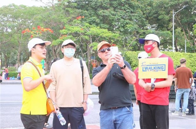 Foreigners visit statue of female General Le Chan as part of Free Walking Tour (Photo: VNA)