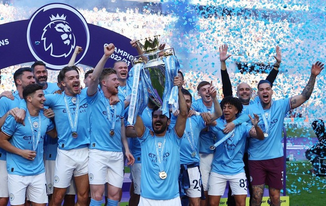 2023 Manchester City's Ilkay Gundogan lifts the trophy as he celebrates with teammates after winning the Premier League. (Photo: Reuters)