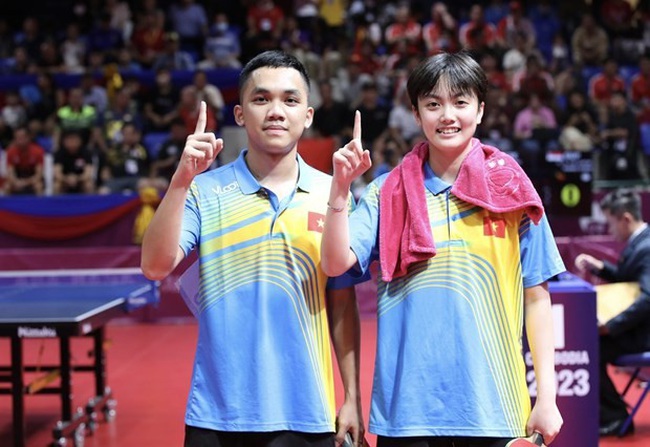 Dinh Anh Hoang and Tran Mai Ngoc won the gold medal in the mixed doubles event of table tennis at the 32nd SEA Games on May 14. (Photo: VNA)