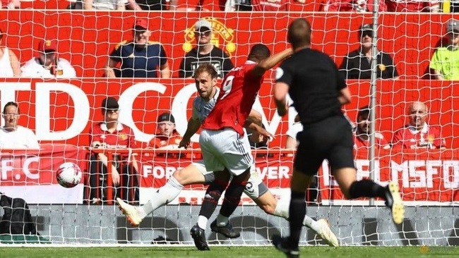 Manchester United's Anthony Martial scores their first goal. (Photo: Reuters)