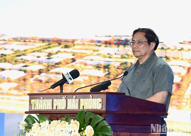 Prime Minister Pham Minh Chinh delivers a speech at the ceremony.