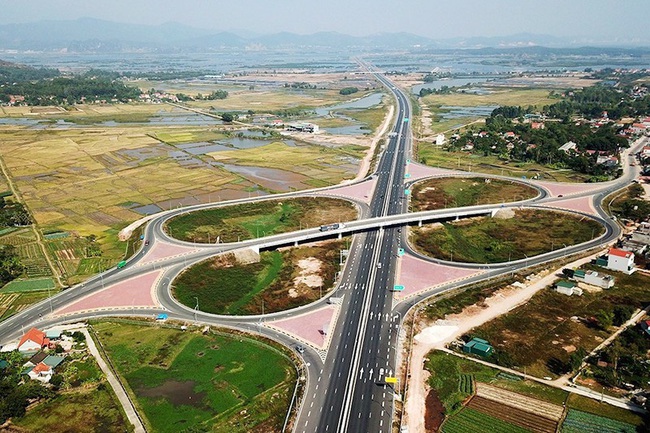 Quang Ninh's transport infrastructure is receiving synchronous and modern investment, contributing to attracting both domestic and foreign investors.