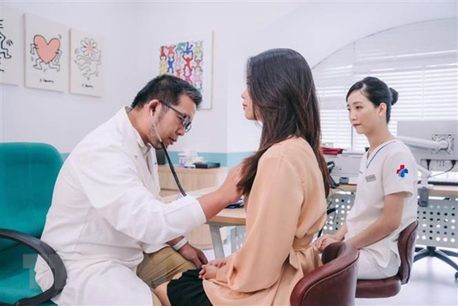 A Vietnamese doctor examines a patient at T-Matsuoka Medical Clinic Kanda. (Photo: VNA)