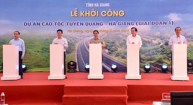 PM Pham Minh Chinh (C) attends groundbreaking ceremony of Tuyen Quang-Ha Giang expressway (Photo: NDO)