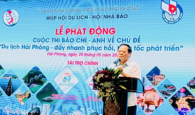 Chairman of Hai Phong Tourism Association Mai Xuan Thang launched a press contest on Hai Phong tourism.