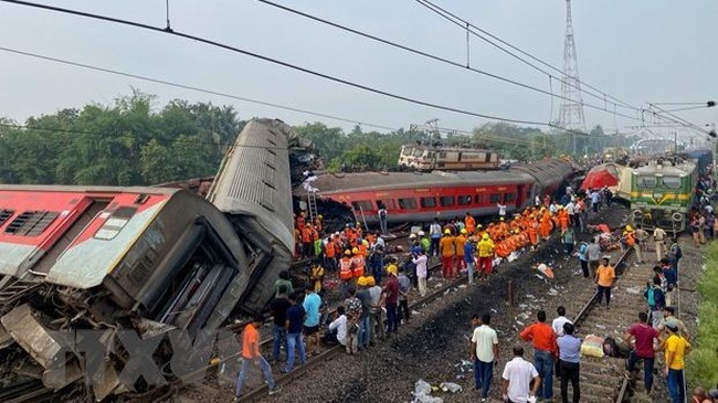 Rescuers deal with the aftermath of the deadly train crash. (Photo: AFP/VNA)