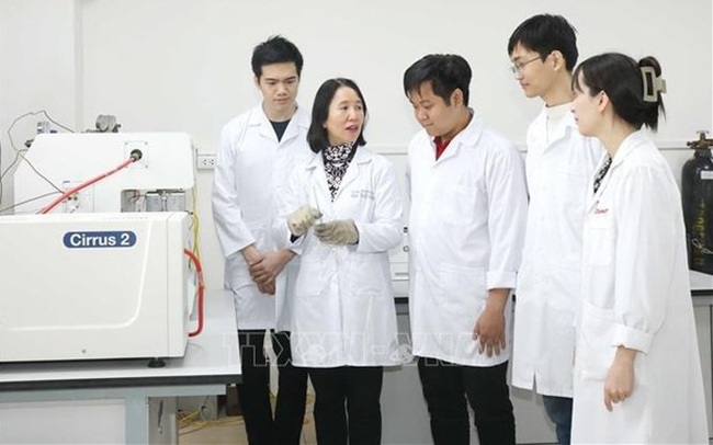 Prof. Dr. Le Minh Thang (second from left) and her students in the laboratory. (Photo: VNA)