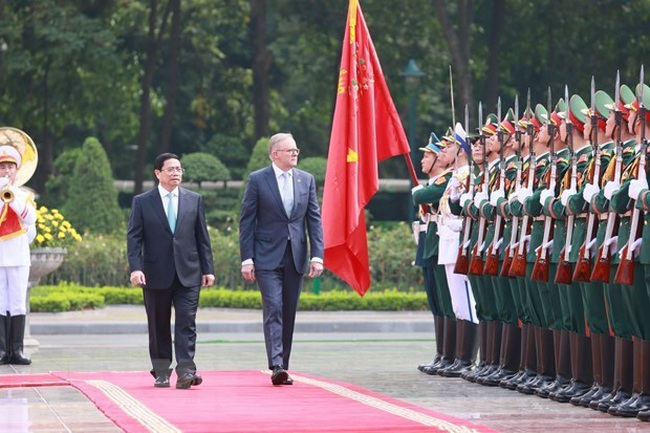 PM Pham Minh Chinh and Australian PM Anthony Albanese inspect the guard of honor in Hanoi on June 4. (Photo: VNA)