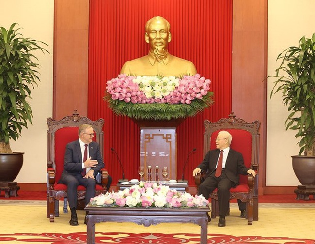 Party General Secretary Nguyen Phu Trong (right) meets leader of the Australian Labour Party and PM of Australia Anthony Albanese in Hanoi on June 4. (Photo: VNA)
