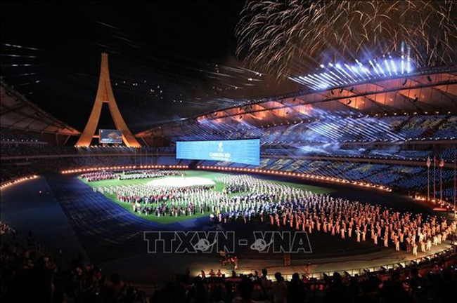 A firework display at the Morodok Techo National Stadium on the opening night of the ASEAN Para Games 12 . (Photo: VNA)