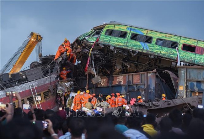 Rescuers search for victims at the scene of the rail accident in Odisha, India. (Photo: Xinhua/VNA)