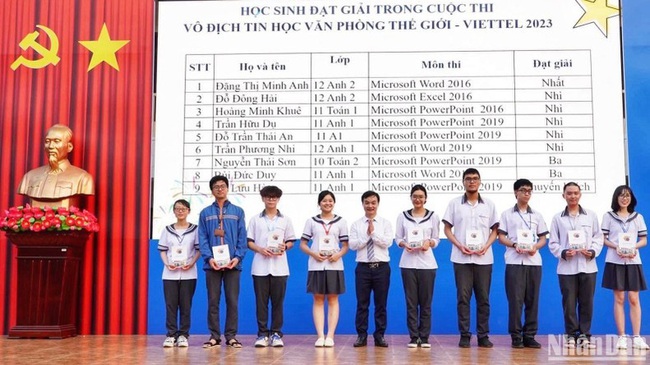 All nine students from Le Hong Phong High School win prizes in the national qualifying round. (Source: NDO)