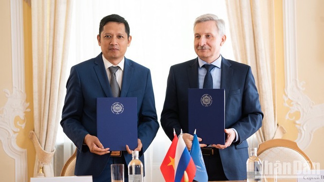 The chairpersons of the foundation and of the Oversea Vietnamese Association in Russia, Do Xuan Hoang (L), and Rector of Herzen University Sergei Tarasovat the MOU signing ceremony in Russia’s Saint Petersburg on May 19. (Photo: NDO)