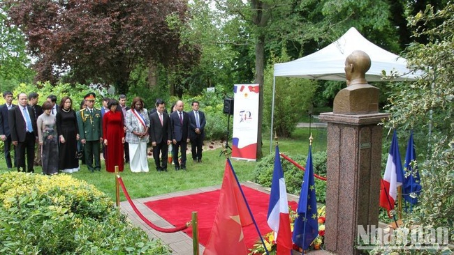 Delegates at President Ho Chi Minh Monument in France. (Photo: NDO)