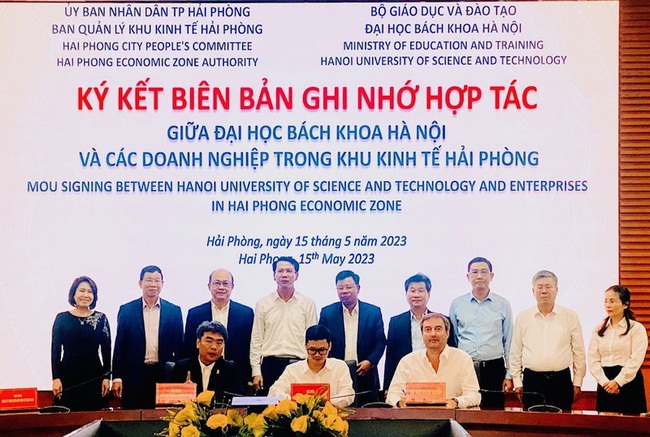 At the signing ceremony between Hanoi University of Science and Technology and enterprises in Hai Phong Economic Zone.