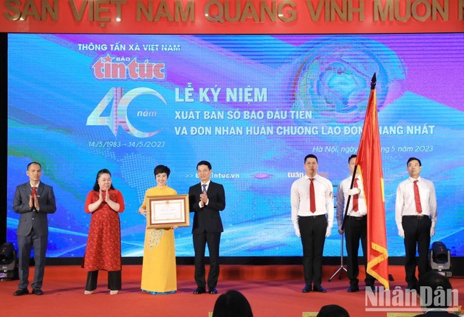 Member of the Party Central Committee and Minister of Information and Communications Nguyen Manh Hung, authorised by the State President, awards the first-class Labour Order to Tin Tuc Newspaper. (Photo: NDO)