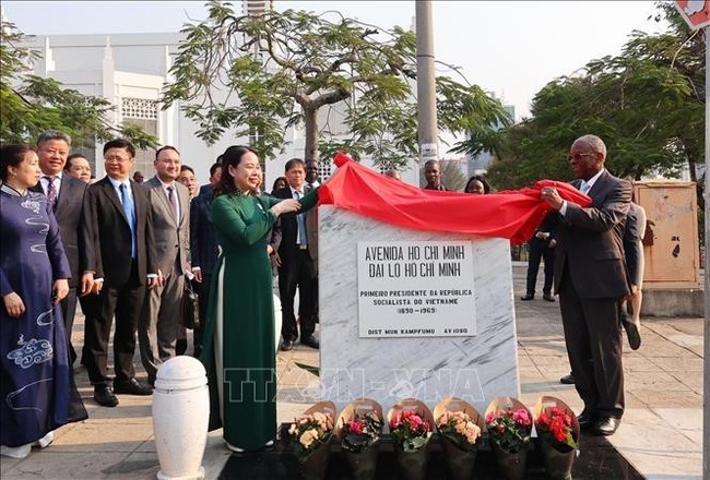 The unveiling of the Ho Chi Minh Avenue plaque name. (Photo: VNA)