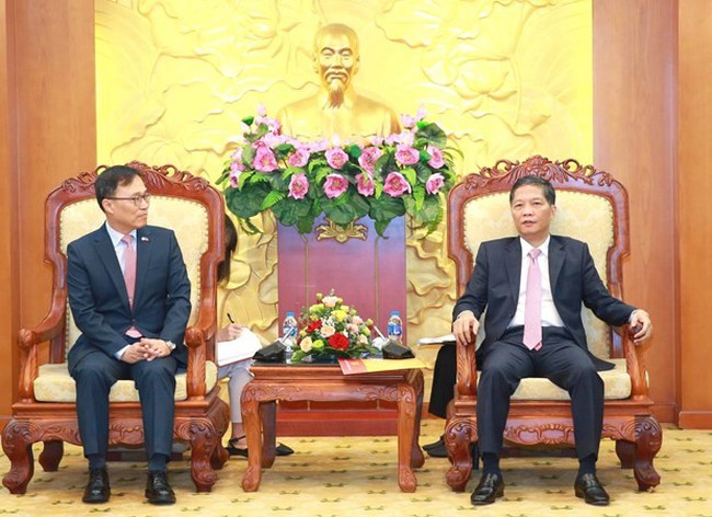 Politburo member, Chairman of the Party Central Committee’s Commission for Economic Affairs Tran Tuan Anh (R) and the RoK's Ambassador to Vietnam Choi Young-sam at their meeting in Hanoi on September 12. (Photo: VNA)
