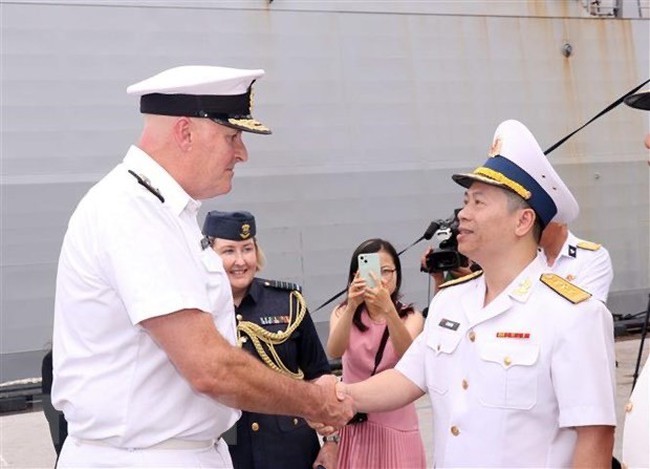 Colonel Le Anh Hoai of Naval Region 2 welcomes Commander of the Joint Forces New Zealand James Gilmour, September 24, 2023. (Photo: VNA)