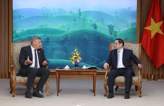 PM Pham Minh Chinh (R) and Minister-President Jan Jambon of Belgium's Flanders region at the meeting in Hanoi on September 12. (Photo: VNA)