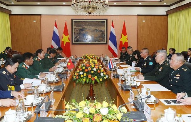 At the talks between Senior Lieutenant General Nguyen Tan Cuong, Chief of the General Staff of the Vietnam People’s Army (VPA) and Deputy Minister of National Defence, and General Chakermphon Srisawasdi. (Photo: VNA)