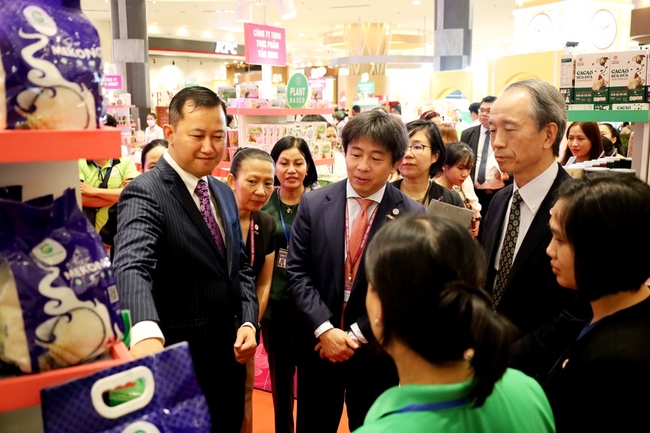 Delegates visit Vietnamese business products introduced at the exhibition