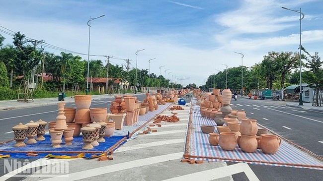 Street to display Vinh Long red ceramic products