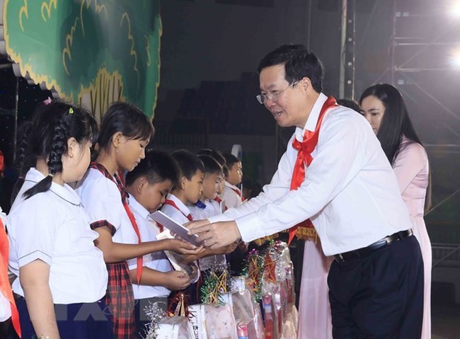 President Vo Van Thuong presents gifts to children (Photo: VNA)
