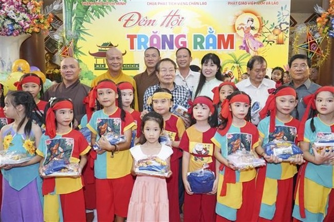 Scholarships and gifts presented to Vietnamese children in Laos (Photo: VNA)