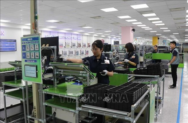 Employees work at Samsung Electronics Vietnam Co. Ltd. in Yen Phong Industrial Park in Bac Ninh Province (Photo: VNA)