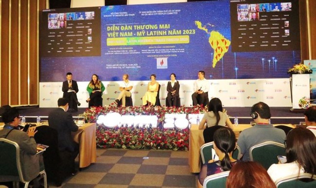 Representatives of Vietnamese and Latin American enterprises participate in a discussion at the forum.