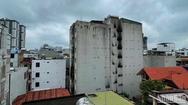 A mini apartment building located in the midst of a densely populated residential area, where the fire incident occurred (Photo: NDO)