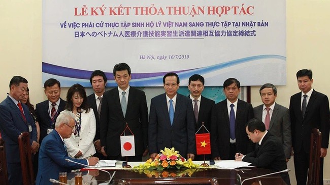 Photo: The signing ceremony of the cooperation agreement between the Overseas Labour Centre and the Osaka Health Care Association (Japan), on bringing Vietnamese assistants to Osaka to practice and work, in July 2019 (Photo: Molisa)